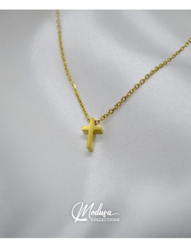 Chaine de collier avec un pendentif en forme de croix chrétienne.