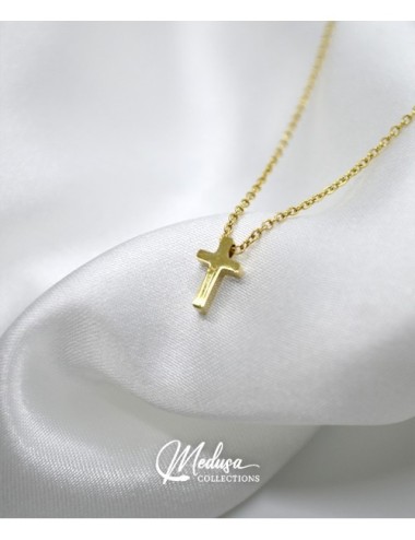 Chaine de collier avec un pendentif en forme de croix chrétienne.